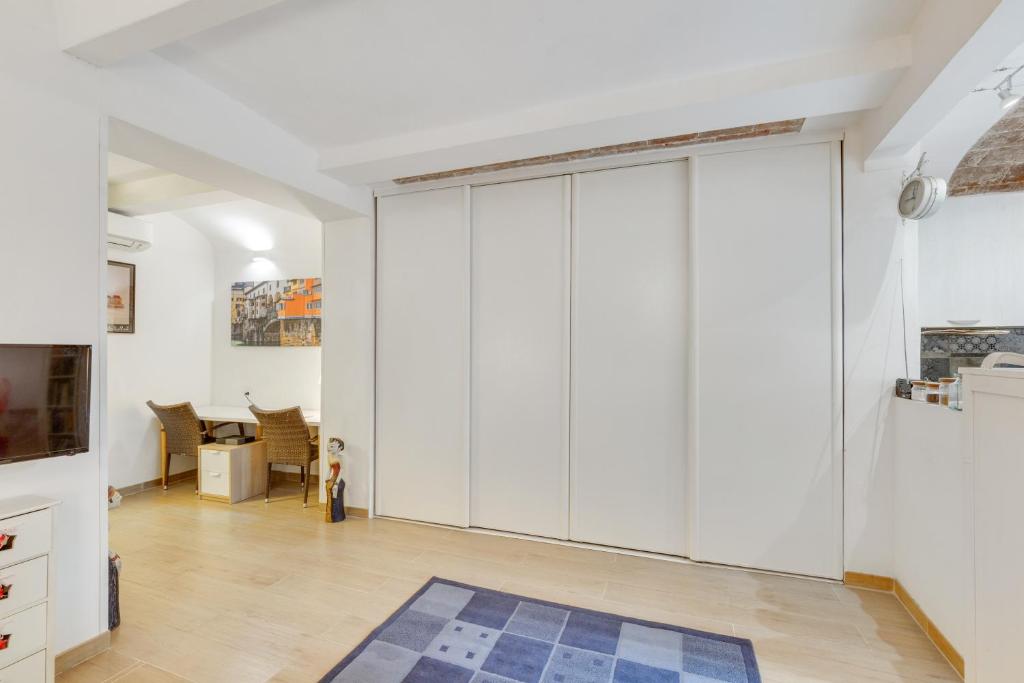 A television and/or entertainment centre at Oltrarno Bright Apartment con Patio Privato