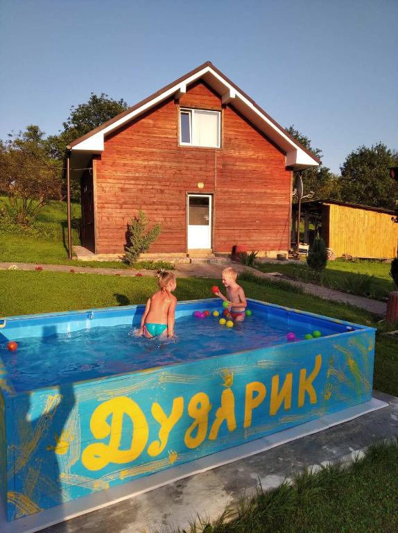 Bazén v ubytování Hotel Dudarik nebo v jeho okolí