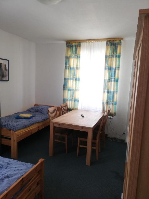 Gästehaus Heigeleshof - Basic Triple Room With Shared Bathroom