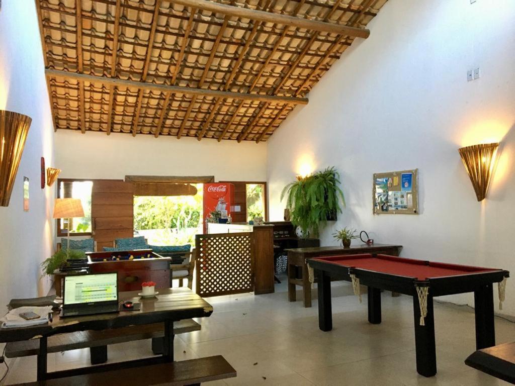 una sala de estar con mesa de ping pong. en Pousada Tubarão, en Arraial d'Ajuda