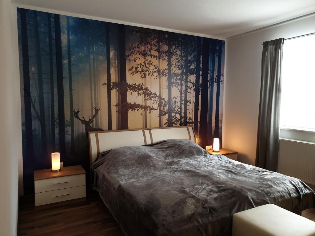 1 dormitorio con 1 cama y 2 velas en las mesas en Ferienwohnung Fichtelmountain, en Fichtelberg