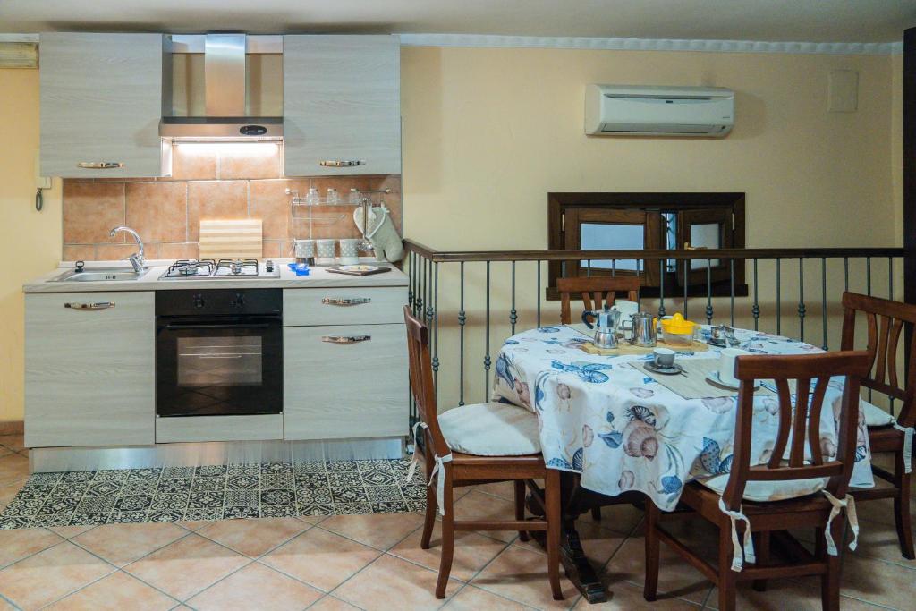 A kitchen or kitchenette at Domus Ugo