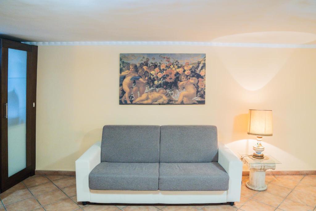 A seating area at Domus Ugo