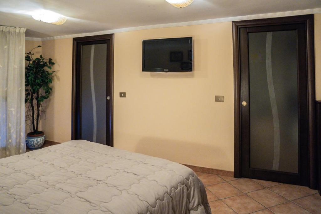 A television and/or entertainment centre at Domus Ugo