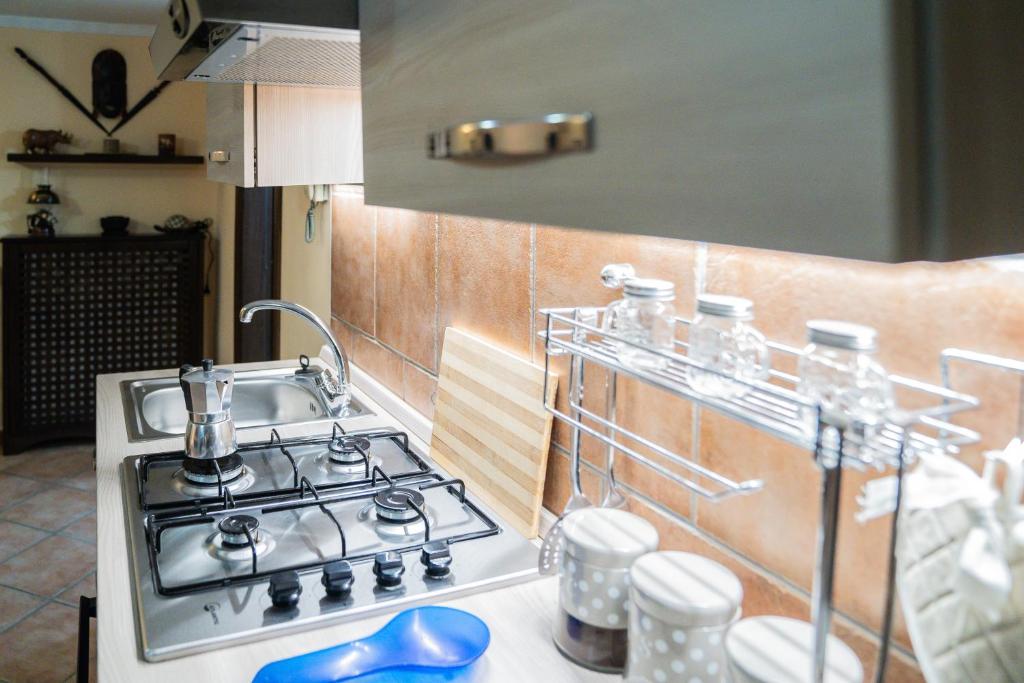 A kitchen or kitchenette at Domus Ugo