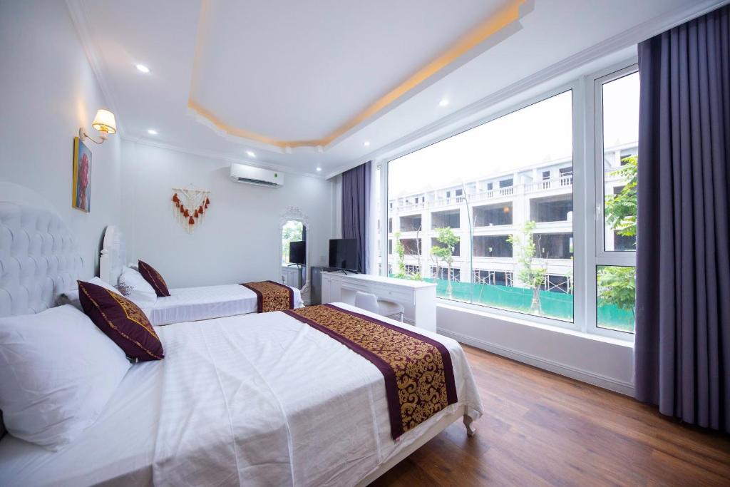 Habitación de hotel con cama y ventana grande en Central Hue homestay, en Hue