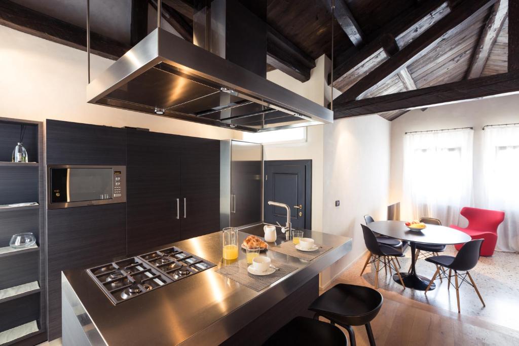 威尼斯的住宿－Amazing Modern Design Home, Campo dei Mori. WIFI，厨房配有炉灶和桌椅