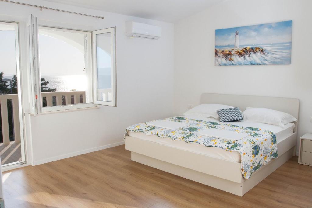 Posteľ alebo postele v izbe v ubytovaní Unforgettable sea view apartments Bakota