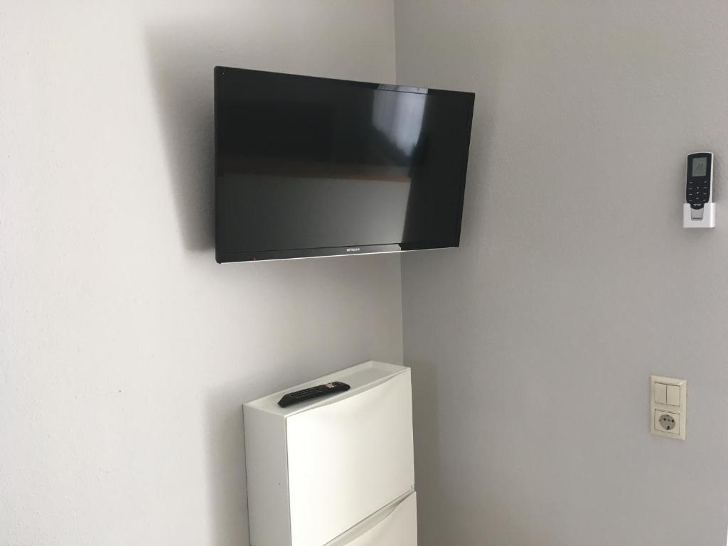 Televízia a/alebo spoločenská miestnosť v ubytovaní Balatonlelle Apartmanház