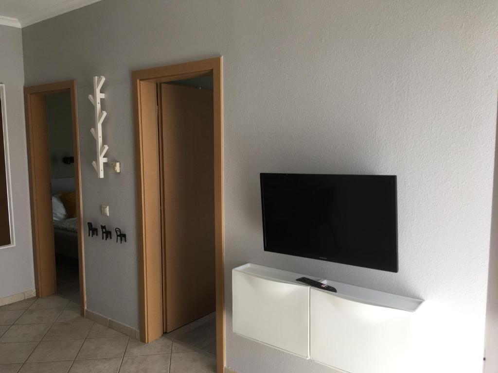 Televízia a/alebo spoločenská miestnosť v ubytovaní Balatonlelle Apartmanház