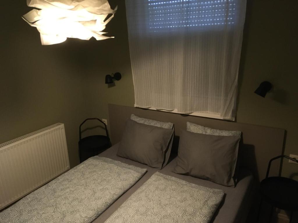 Posteľ alebo postele v izbe v ubytovaní Balatonlelle Apartmanház