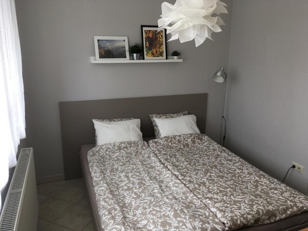 Posteľ alebo postele v izbe v ubytovaní Balatonlelle Apartmanház