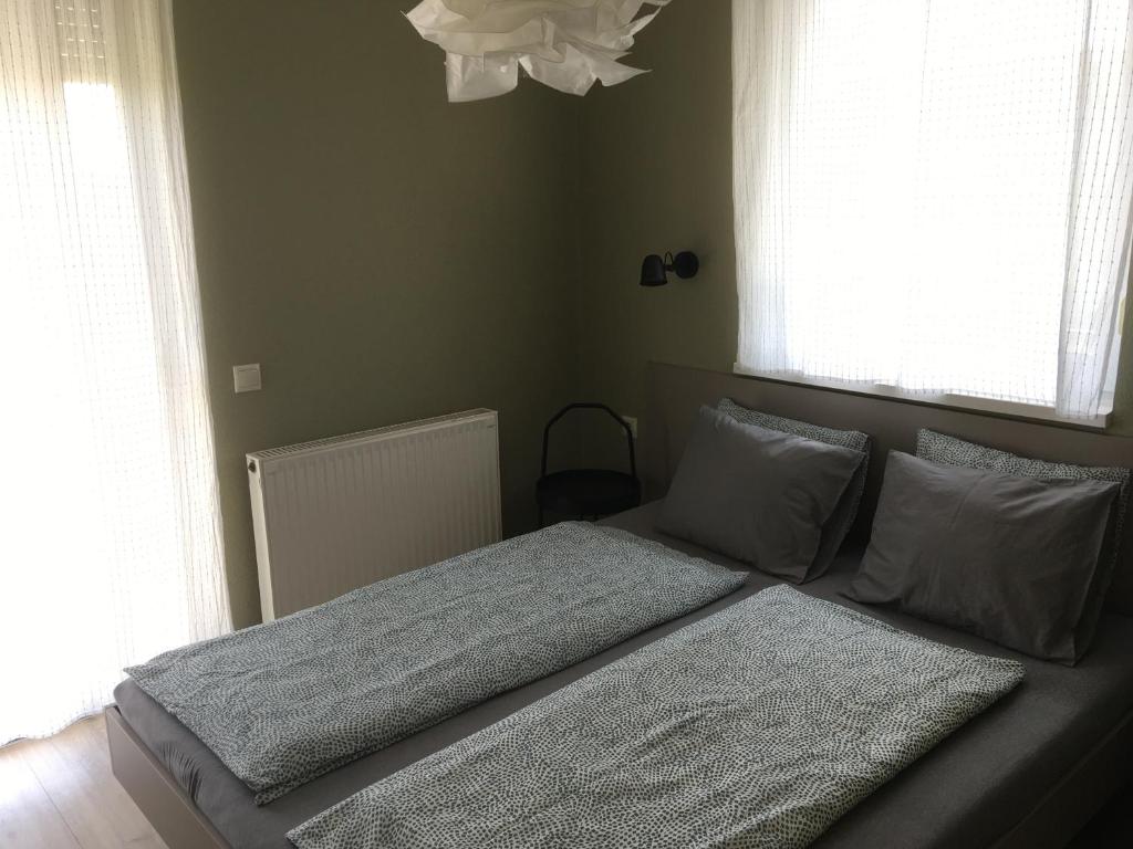 Posteľ alebo postele v izbe v ubytovaní Balatonlelle Apartmanház