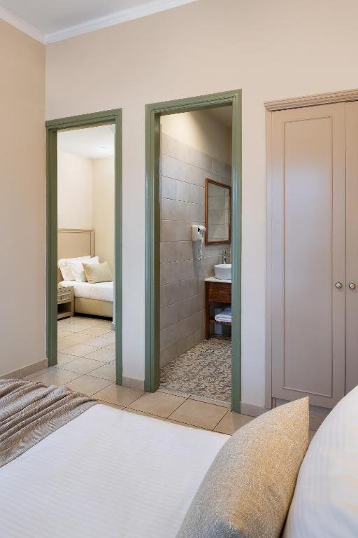 Postel nebo postele na pokoji v ubytování Tourist Boutique Hotel