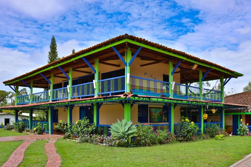 ein großes Haus mit blau und gelb in der Unterkunft Finca Hotel El Sendero del Quindío in Calarcá