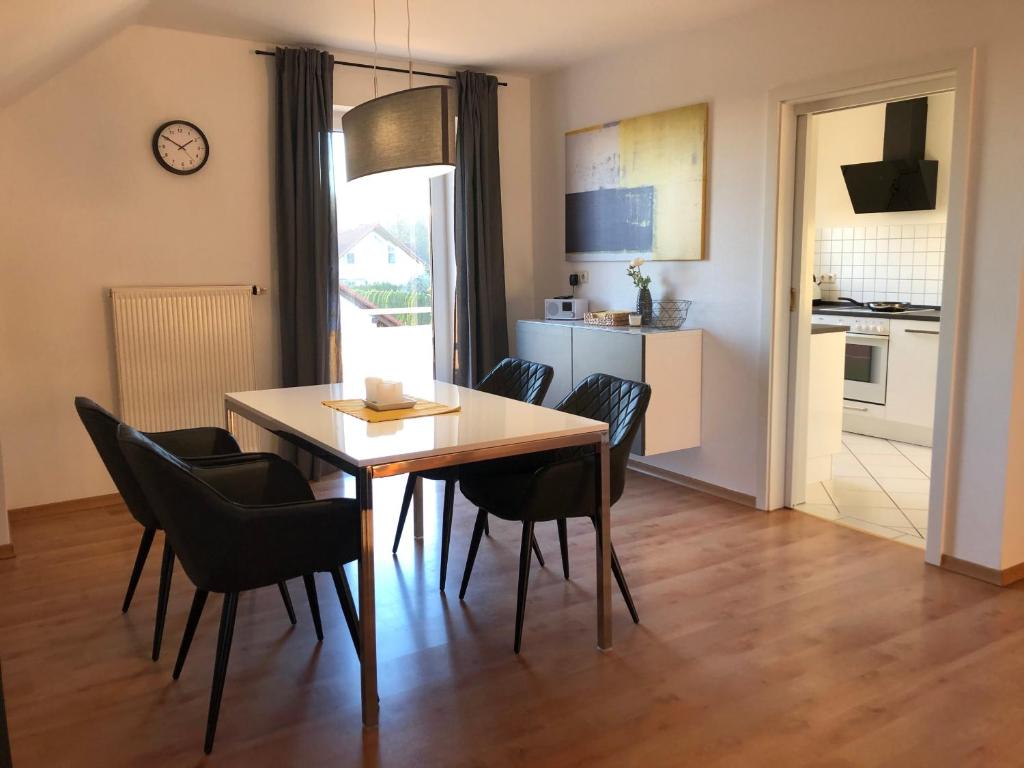 2 Ferienwohnungen mit Balkon für 6 Personen - Hizvo