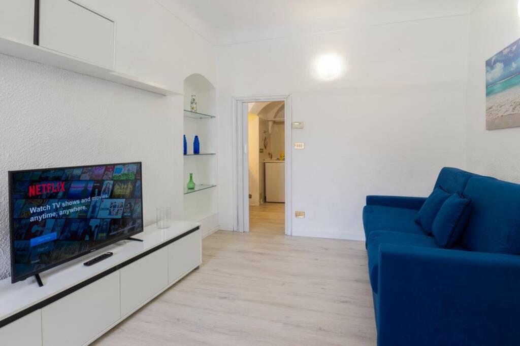 Televízia a/alebo spoločenská miestnosť v ubytovaní San Siro Suite SS1 Sanremo centro a due passi dal mare