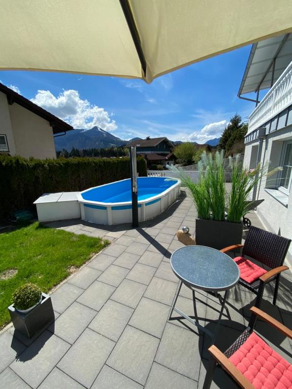 Bazén v ubytovaní Modernes Alpenapartment mit Sauna Wintergarten und Pool alebo v jeho blízkosti