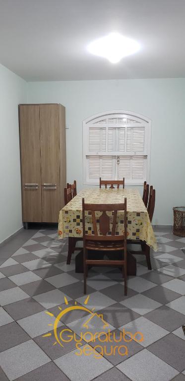  Casa de Veraneio com Piscina Guaratuba