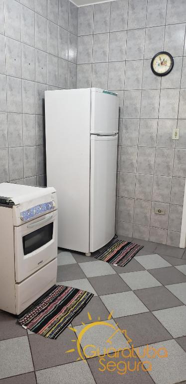  Casa de Veraneio com Piscina Guaratuba