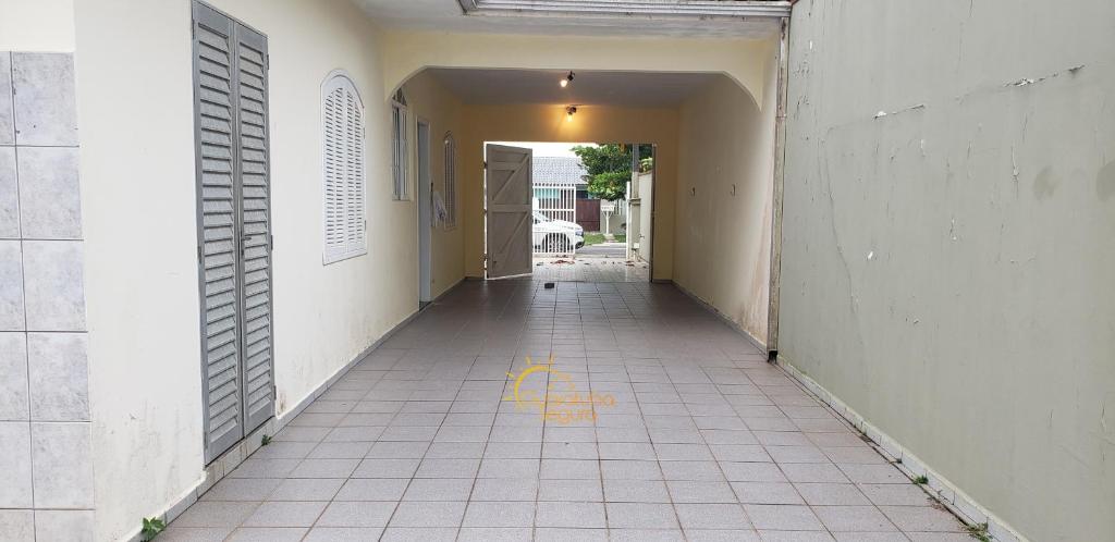  Casa de Veraneio com Piscina Guaratuba