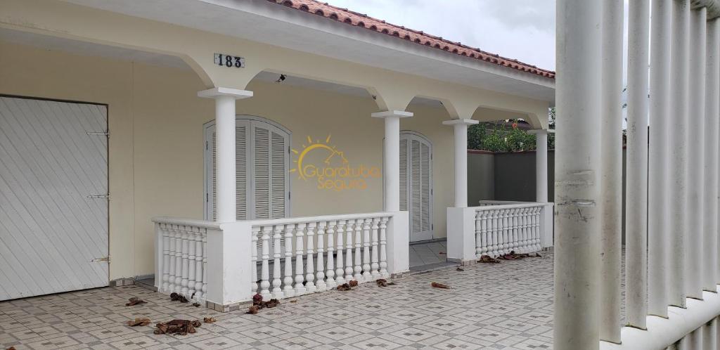  Casa de Veraneio com Piscina Guaratuba