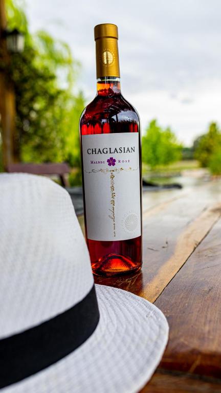 Tragos en Chaglasian Wine & Suites
