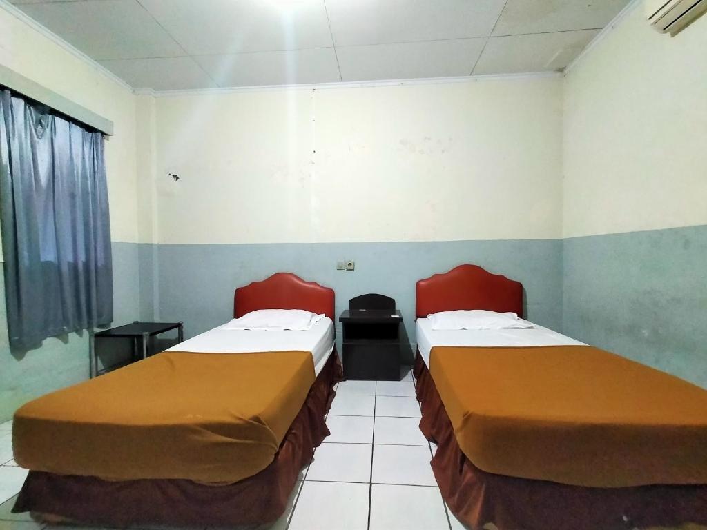 Postel nebo postele na pokoji v ubytování Hotel Nirwana Ternate RedPartner
