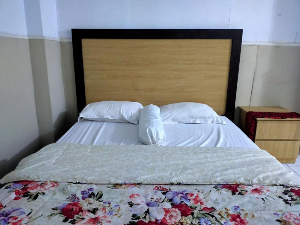 Postel nebo postele na pokoji v ubytování Hotel Nirwana Ternate RedPartner
