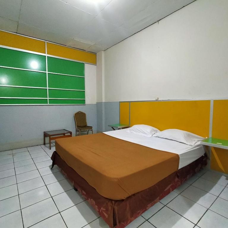 Postel nebo postele na pokoji v ubytování Hotel Nirwana Ternate RedPartner