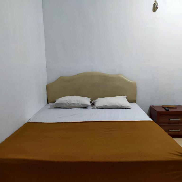 Postel nebo postele na pokoji v ubytování Hotel Nirwana Ternate RedPartner