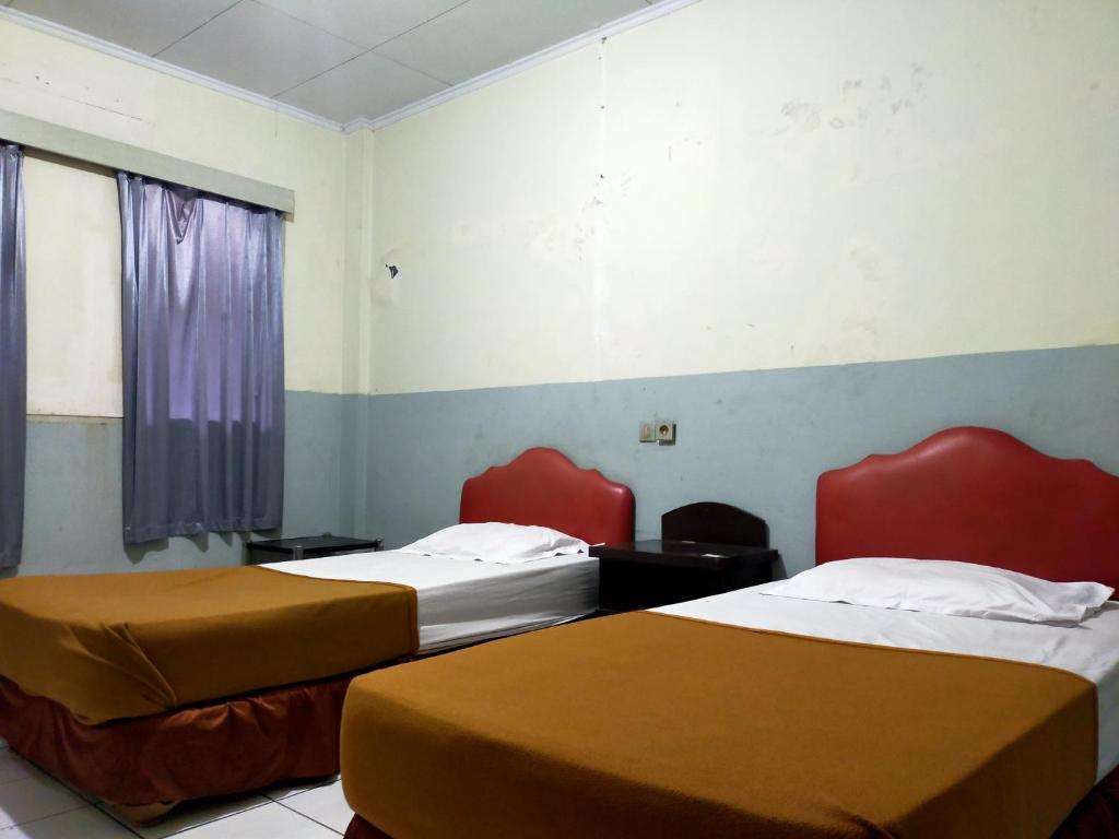 Postel nebo postele na pokoji v ubytování Hotel Nirwana Ternate RedPartner