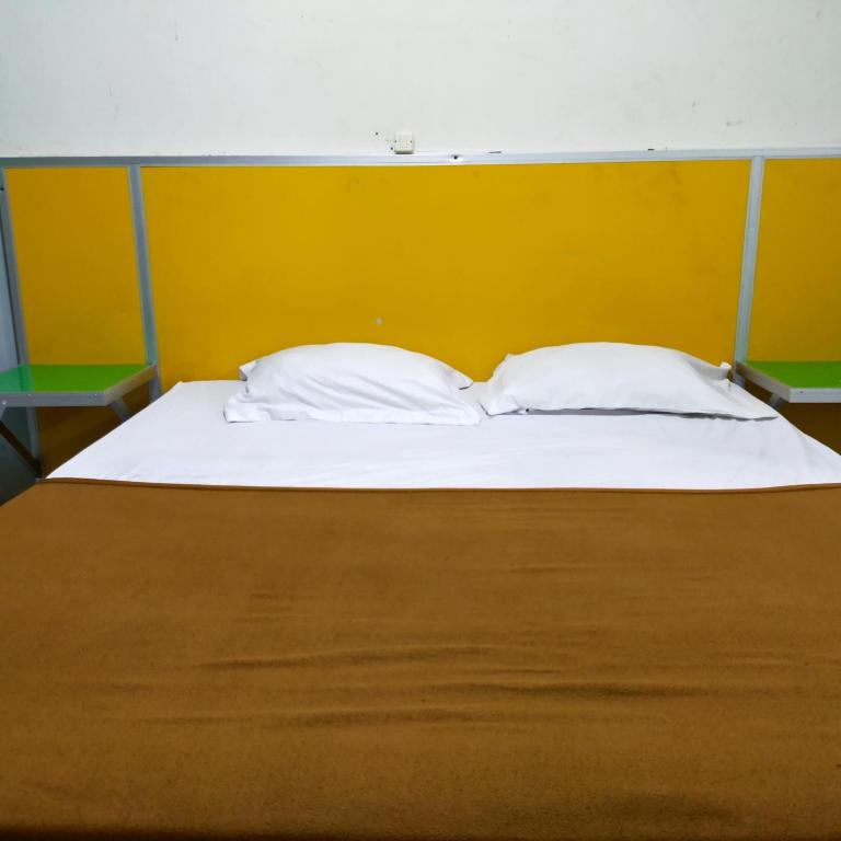 Postel nebo postele na pokoji v ubytování Hotel Nirwana Ternate RedPartner