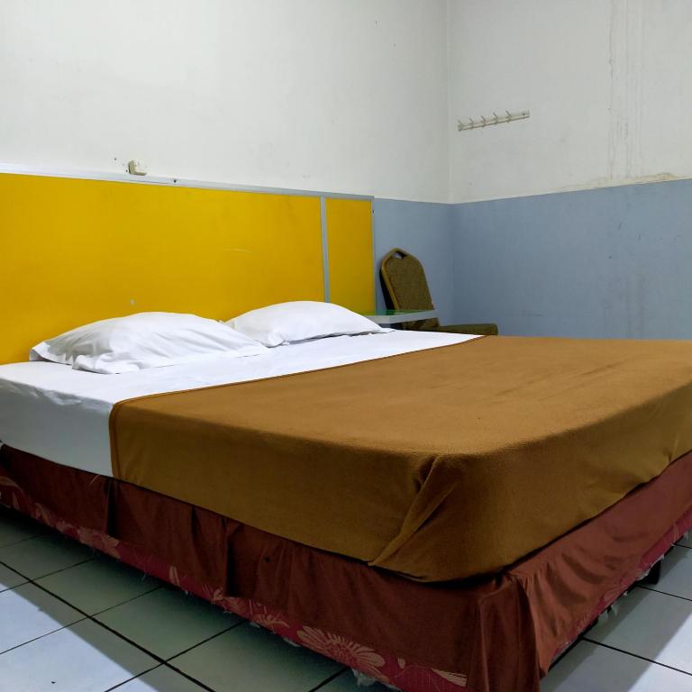 Postel nebo postele na pokoji v ubytování Hotel Nirwana Ternate RedPartner