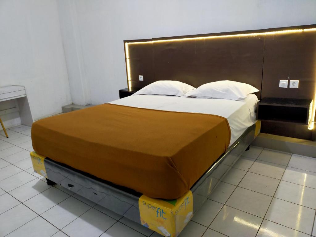 Postel nebo postele na pokoji v ubytování Hotel Nirwana Ternate RedPartner