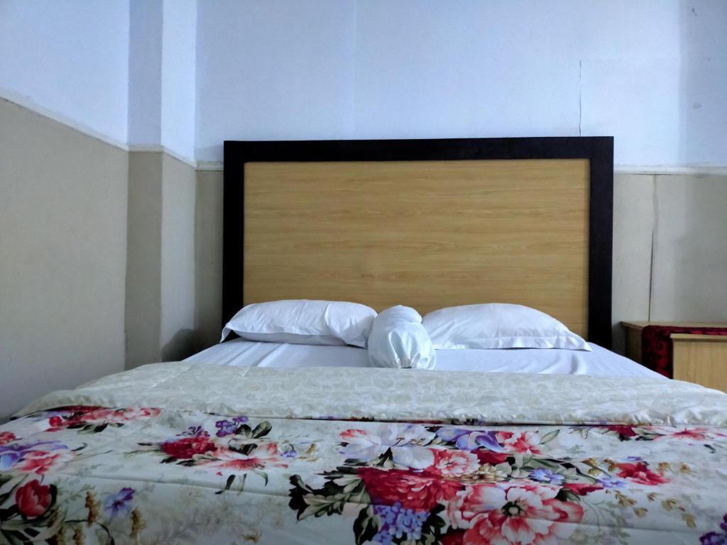 Postel nebo postele na pokoji v ubytování Hotel Nirwana Ternate RedPartner