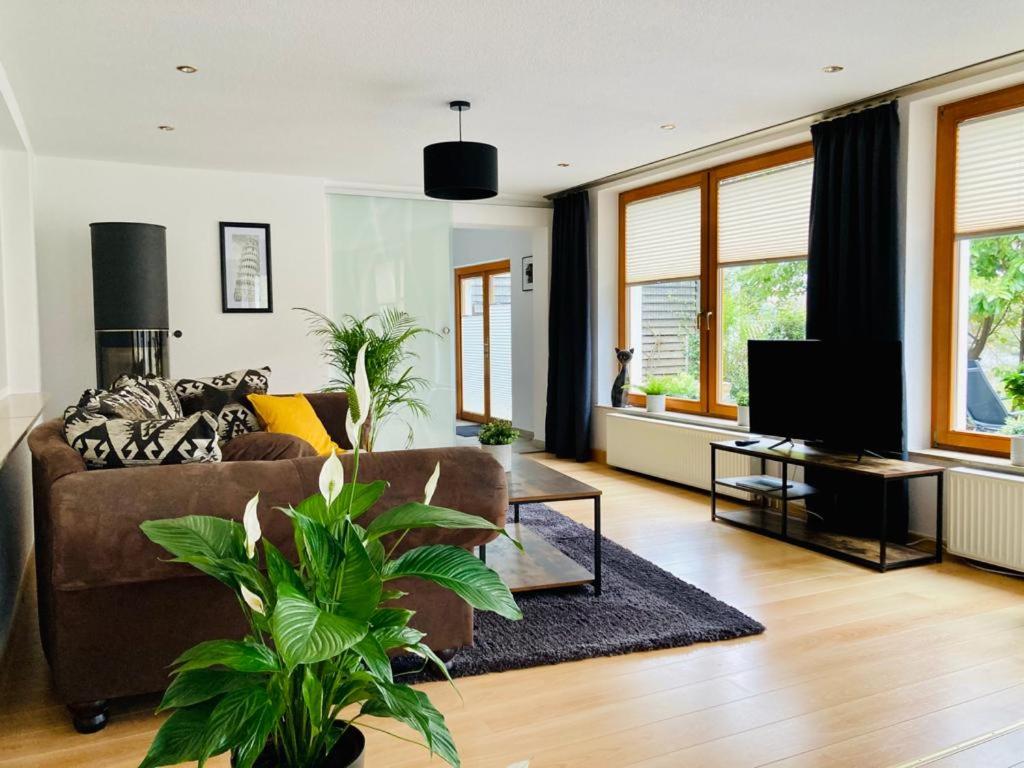 uma sala de estar com um sofá e uma televisão em Ferienwohnung Charline em Waren