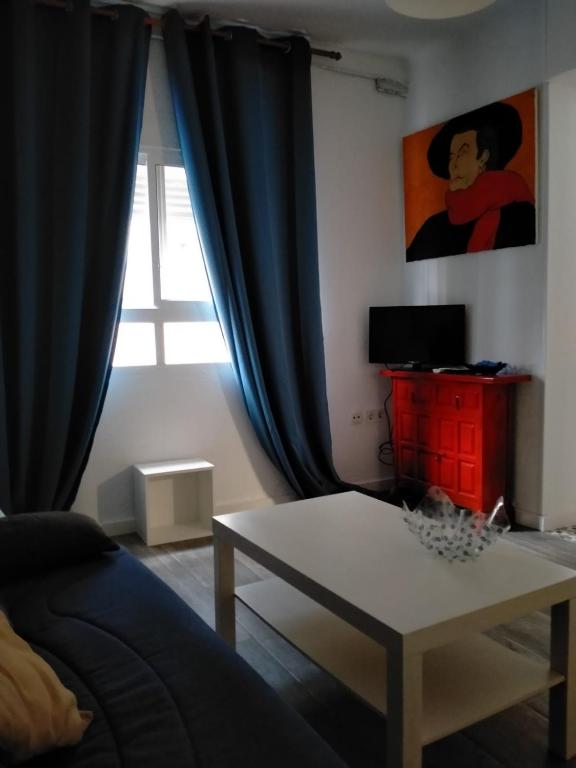Televízia a/alebo spoločenská miestnosť v ubytovaní Apartamento a 5min a pie de la playa de El Palo