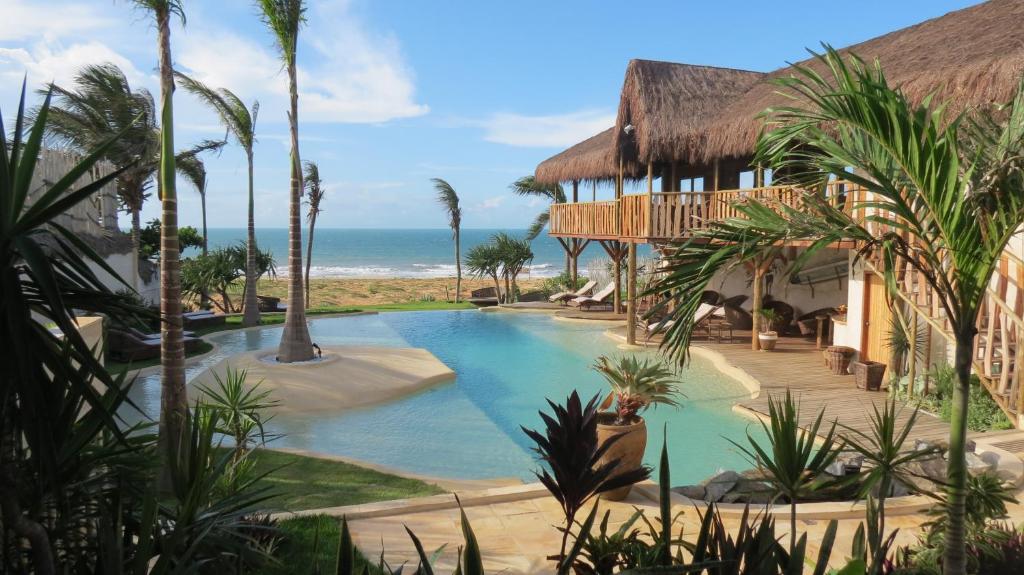 um resort com piscina e oceano em Hurricane Jeri em Jericoacoara