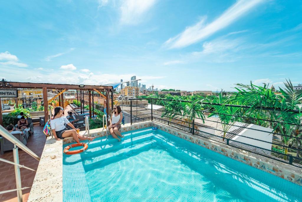 een zwembad op het dak van een gebouw bij Hotel Casa Tere in Cartagena