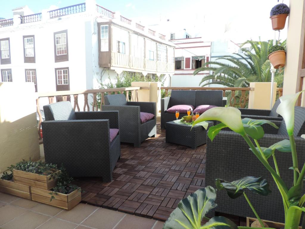 un patio con sillas y plantas en un balcón en Casa Histórica San Sebastián, en Santa Cruz de la Palma