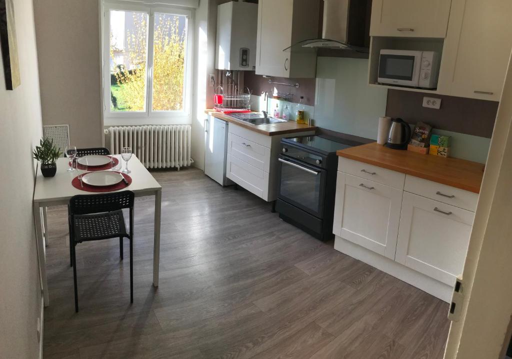 Kuchyň nebo kuchyňský kout v ubytování Appartement Guéret