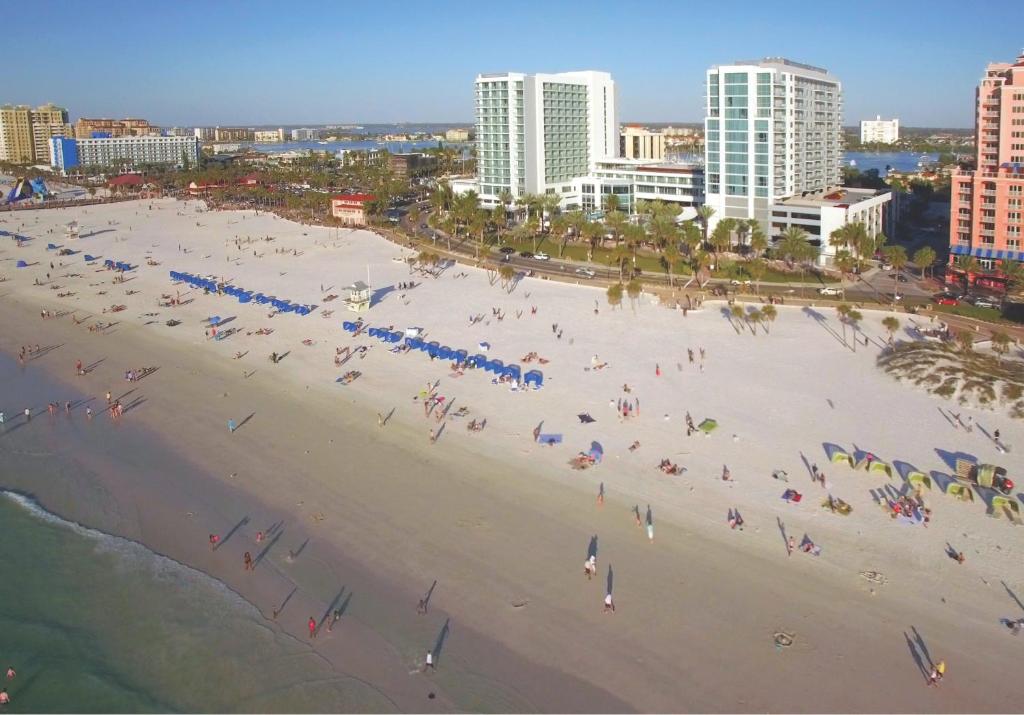 z góry widok na plażę z ludźmi i budynkami w obiekcie Club Wyndham Clearwater Beach Resort w mieście Clearwater Beach