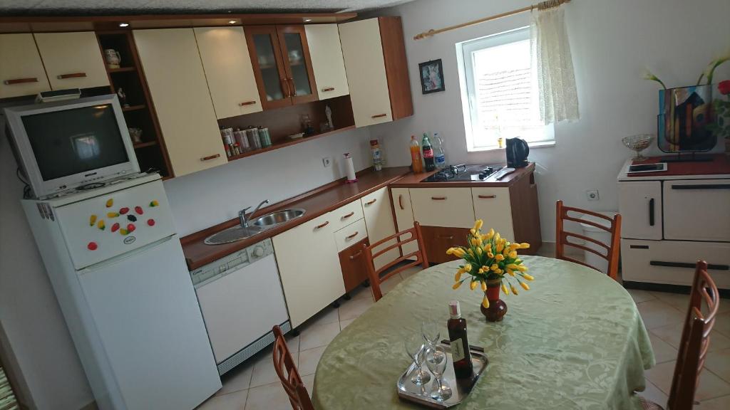 VučevicaにあるNike houseのテーブル付きのキッチン、テレビ付きのキッチン