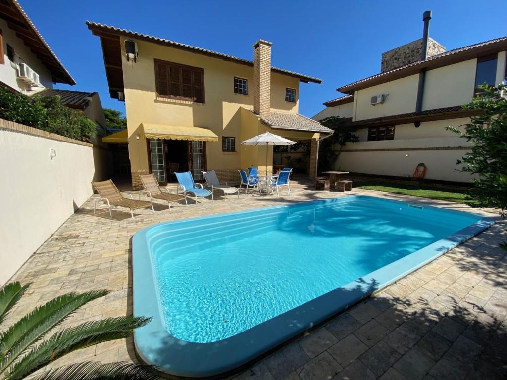  CASA 3 DORMITÓRIOS JURERE INTERNACIONAL