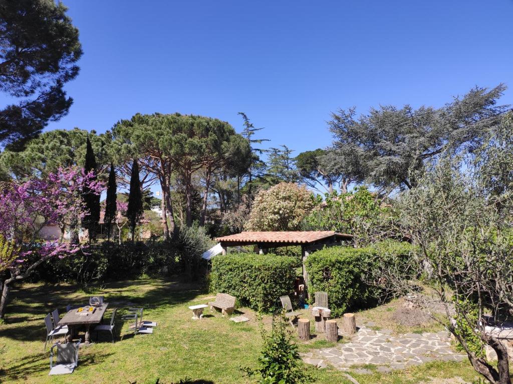 einen Garten mit einem Tisch und einem Pavillon in der Unterkunft La Ramade de Saint-Tropez in Saint-Tropez