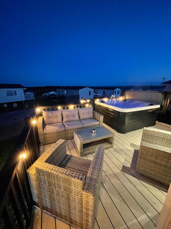 Eagles View - luxury hot tub lodge with free golf for guests