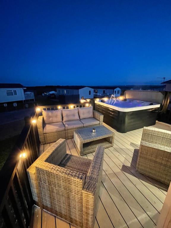 Posezení v ubytování Eagles View - 2 bed hot tub lodge with free golf, NO BUGGY
