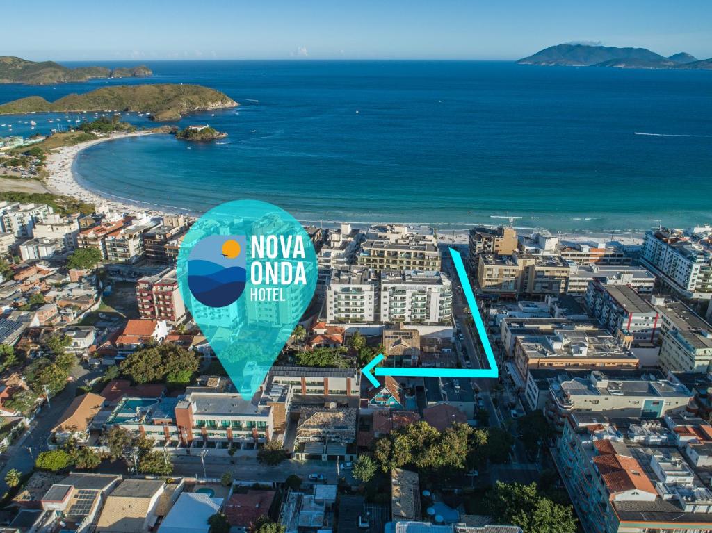 una vista aérea de una ciudad con el océano en Nova Onda Hotel, en Cabo Frío