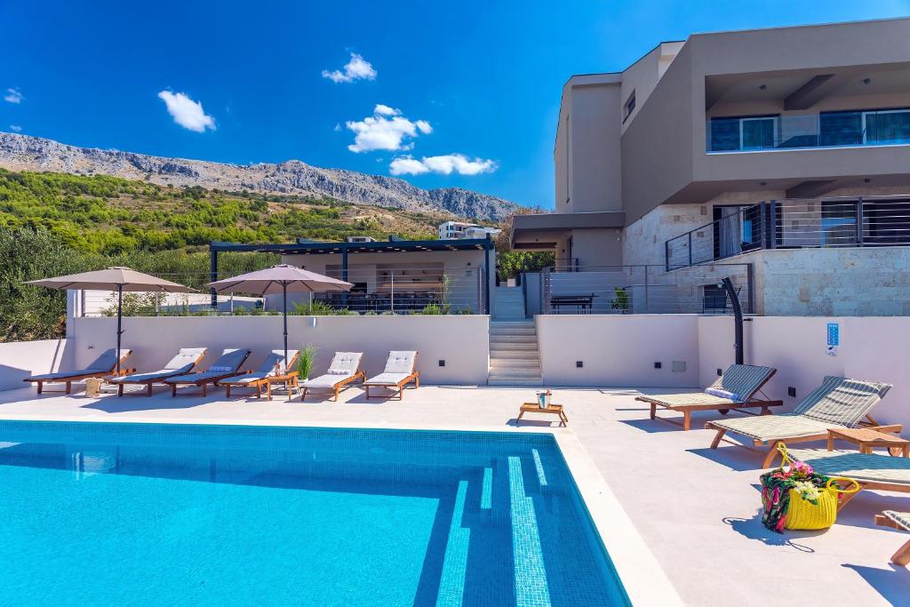 Bazén v ubytovaní Villa Diva with 7 bedrooms, heated pool, sauna and fun zone, sea views alebo v jeho blízkosti